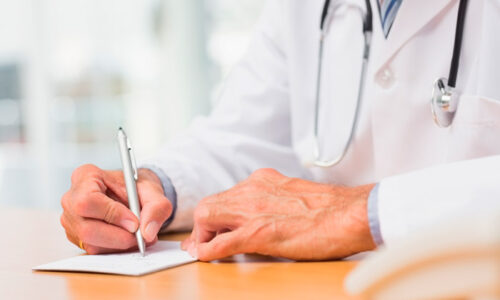 врач пишет справку «FIT TO FLY» врач пишет справку «FIT TO FLY»