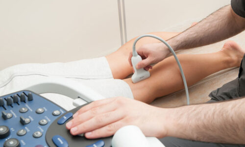 врач исследует вены и сосуды (УЗИ) врач исследует вены и сосуды (УЗИ)